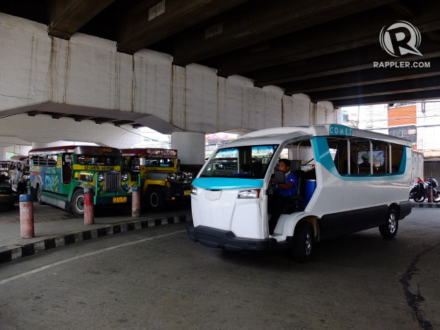 ON THE ROAD. A COMET e-shuttle passes under the Katipunan Avenue fly-over where conventional jeepneys wait for passengers. All photos by Pia Ranada/Rappler