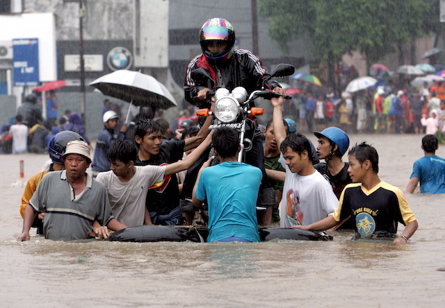 Motor di Jakarta terjebak banjir dan harus diangkut agar tidak terendam air. Foto diambil pada 2 Februari 2007, saat banjir melanda Jakarta. Foto oleh Mast Irham/EPA