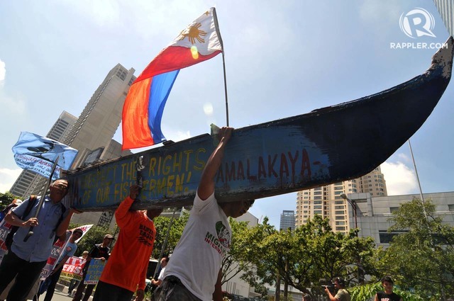 FREEDOM TO FISH. Activists call on China to respect the rights of Filipino fishermen to fish in Scarborough Shoal on July 12, 2016. Photo by Ben Nabong/Rappler 