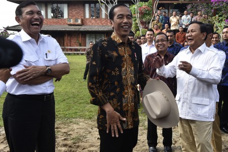 Presiden Joko Widodo bersama Prabowo Subianto dan Menko bidang Kemaritiman Luhut Panjaitan usai pertemuan di Padepokan Garuda Yaksa, Hambalang, Bogor, Senin (31/10). Foto oleh Puspa Perwitasari/ANTARA 