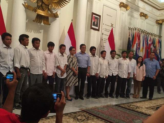 SAFELY HOME. 10 Indonesian hostages are safely returned after ransom was paid. Photo by Santi Dewi/Rappler    
