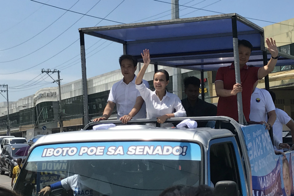MOTORCADE. Reelectionist senator Grace Poe goes on a motorcade with Senator Sherwin Gatchalian and Senator Joel Villanueva in Bulacan. Photo by Aika Rey/Rappler 
