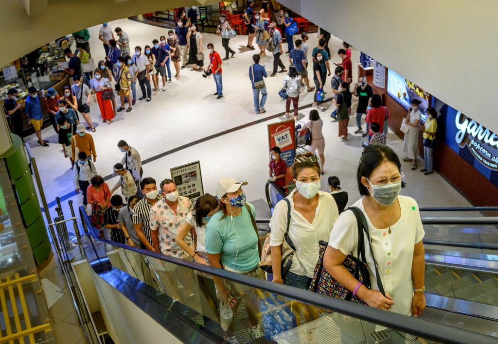REOPENING. People stand in line to enter the Siam Paragon shopping mall as it reopened after restrictions to halt the spread of the COVID-19 coronavirus were lifted in Bangkok on May 17, 2020. Photo by Mladen Antonov/AFP 