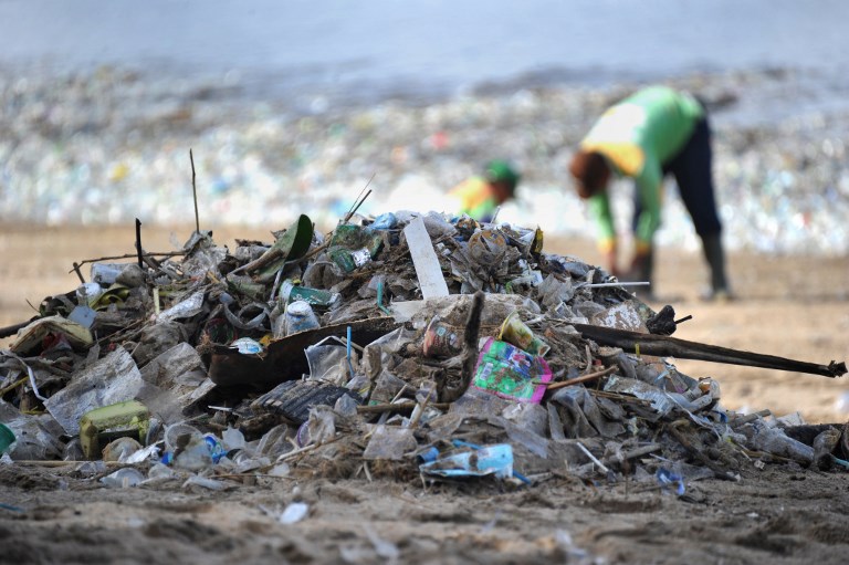 WASTE. This photo taken on December 19, 2017 shows rubbish collectors picking up trash on Kuta beach near Denpasar, on Indonesia's tourist island of Bali. Photo by SONNY TUMBELAKA/AFP 