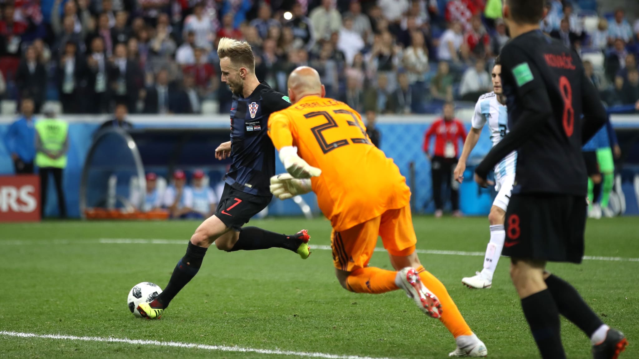 GOL KETIGA. Ivan Rakitic (Kroasia) mencetak gol ketiga melewati kiper Argentina Wilfredo Caballero di pertandingan grup D, Jumat, 22 Juni. Foto dari FIFA.com 