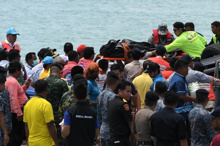 RECOVERING THE DEAD. Thai rescue personnel transfer a body (C) at the Chalong pier in Phuket on July 6, 2018. Photo by Mohd Rasfan/AFP 