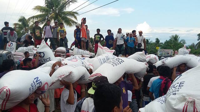 Sacks of rice being distributed to protesting farmers in Koronadal City, April 25, 2016. Image courtesy Radyo Bida 