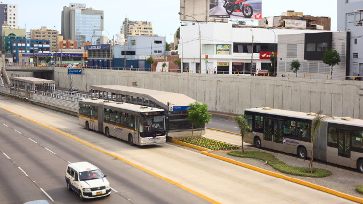EFFICIENT TRANSPORT. This bus rapid transit system in Peru shows how road-sharing can work in urban areas. File photo from Shutterstock