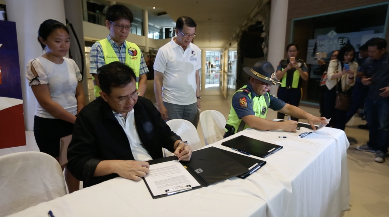 AGREEMENT. The MMDA and the PNP-HPG sign a memorandum of agreement to work together in reducing road crash fatalities. 