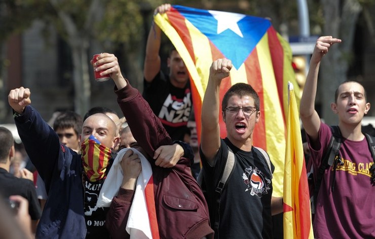 YES TO INDEPENDENCE. Pro-independence protesters gesture at anti-independence supporters demonstrating for the unity of Spain in the center of Barcelona during Catalonia National Day (Diada) on September 11, 2014. Josep Lago/AFP
