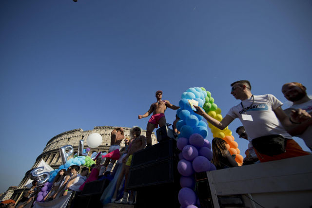 Tens Of Thousands Take Part In Rome S Gay Pride March