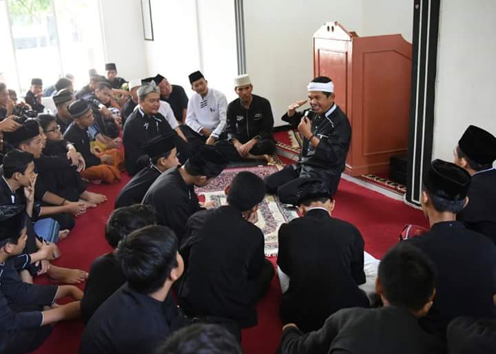 Bupati Purwakarta Dedi Mulyadi saat berkunjung ke Yayasan Yos Sudarso, sekolah khatolik yang menyiapkan ruang ibadah untuk siswa beragama Islam. Foto diambil dari @DediMulyadi71/twitter 