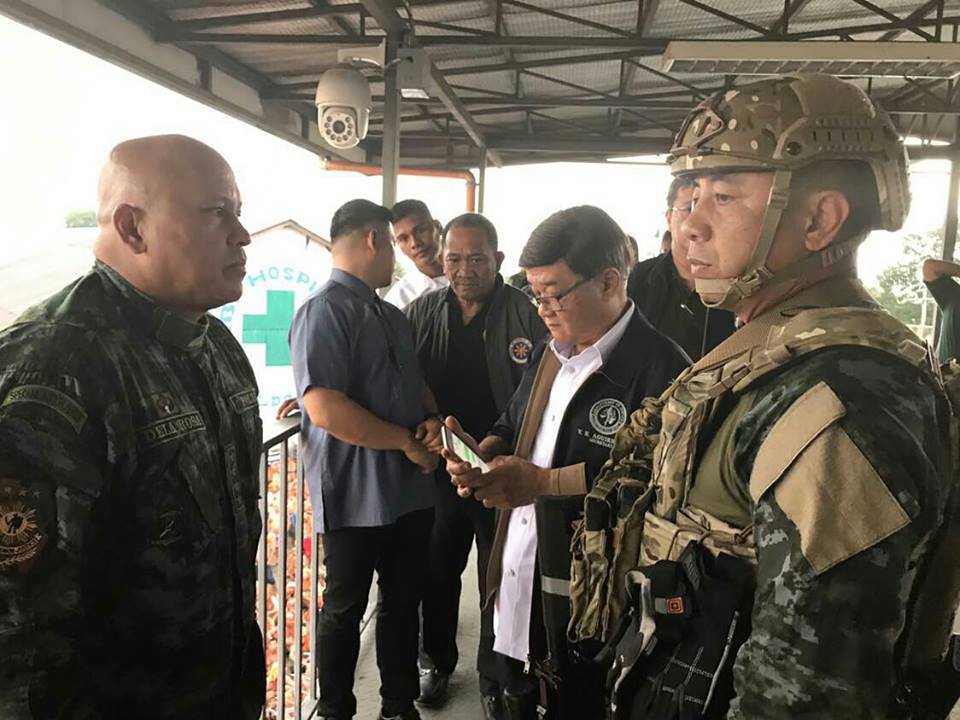 SURPRISE INSPECTION. The justice secretary conducts Oplan Galugad inside Bilibid with PNP chief Director General Ronald dela Rosa and Special Action Force (SAF) Chief Director Benjamin Lusad. Photo courtesy of DOJ