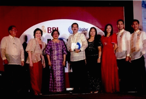 TAN FAMILY. Yco Tan with wife Elizabeth and their 3 children receive an award.