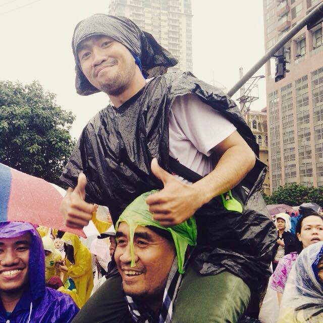 “It's worth it!" this man says after standing for 5 hours under the rain