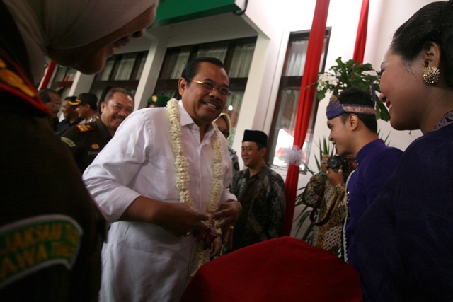 EKSEKUSI MATI. Jaksa agung Muhammad Prasetyo (tengah) bersiap meresmikan sejumlah gedung Kejaksaan Tinggi (Kejati) Jawa Timur di kantor Kejati Kota Kediri, Jawa Timur, Senin, 21 Maret. Foto oleh Prasetia Fauzani/ANTARA 