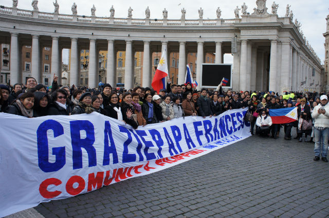  'GRAZIE PAPA'. The Filipino community holds up a sign that reads "Thank you Pope Francis" in Italian 