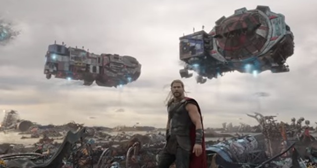 'THOR: RAGNAROK'. Perjalanan Thor di film ini dimulai dengan momen yang paling mengejutkan, yaitu hancurnya Mjolnir, Palu andalan Thor. Foto dari Marvel Studios 