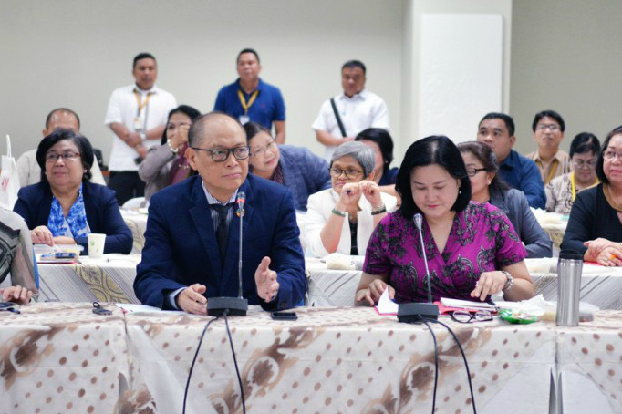 ACTING SECRETARY. Budget Undersecretary Janet Abuel (right) joins Secretary Benjamin Diokno as he presides over his last committee meeting at the Department of Budget and Management. Photo from DBM 