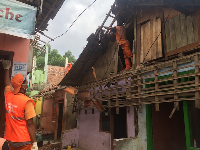 PENGGUSURAN BUKTI DURI. Petugas Satpol PP membongkar rumah seorang warga Bukit Duri di bantaran Kali Ciliwung, pada 12 Januari 2016. Foto oleh Febriana Firdaus/Rappler  