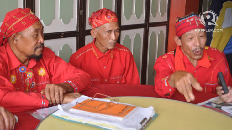 TRIBAL COUNCIL. Leopoldo Caballero (left), head of the council of elders of the Panay-Bukidnon indigenous people in Calinog, Iloilo, holds a press conference with his brothers Romulo and Rodolfo, also tribal leaders, to express support for the Jalaur River megadam despite unfavorable findings on the project. Photo by Joselito Villasis/Rappler.com