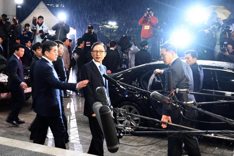 LEE MYUNG-BAK. Former South Korean president Lee Myung-bak (C) leaves the prosecutors' office in Seoul on March 15, 2018. Photo by Yonhap/AFP 