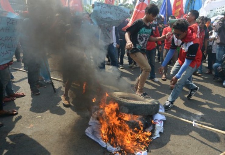 RAMPAS HAK RAKYAT. Demonstrator melakukan aksi protes terhadap RUU Pilkada di depan gedung DPR RI, Senayan, Kamis (25/9). DPR sudah resmi mengesahkan RUU Pilkada menjadi UU, Jumat (26/9) dinihari. Foto oleh Adek Berry/AFP