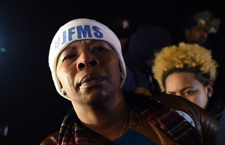 MOTHER'S LOVE. Michael Brown's mother Leslie McSpadden cries outside the police station in Ferguson, Missouri, after hearing the grand jury's decision on her son's fatal death. Jewel Samad/ AFP