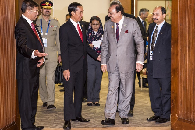Presiden RI Joko Widodo (ketiga kiri) berbincang dengan Presiden Pakistan Mamnoon Husein (kedua kanan) seusai pertemuan bilateral saat KTT Luar Biasa ke-5 OKI di JCC, Jakarta, Senin, 7 Maret. Foto oleh M Agung Rajasa/ANTARA 
