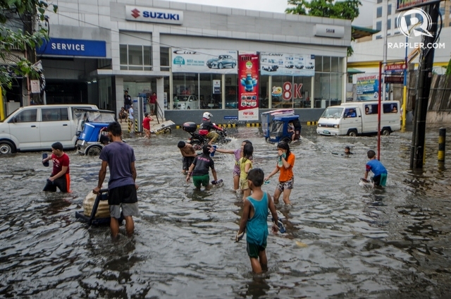 WHAT TO AVOID. The Department of Health and World Health Organization warn against wading in floodwaters due to risk of leptospirosis. File photo by Rob Reyes/Rappler 