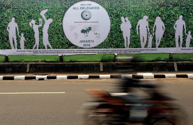 Poster yang menjelaskan Indonesia menjadi tuan rumah bagi KTT Luar Biasa OKI pada tanggal 6-7 Maret di Jakarta Convention Centre (JCC). KTT itu akan secara khusus membahas isu nasib Palestina agar bisa menjadi negara yang berdaulat. Foto oleh Bagus Indahono/EPA 