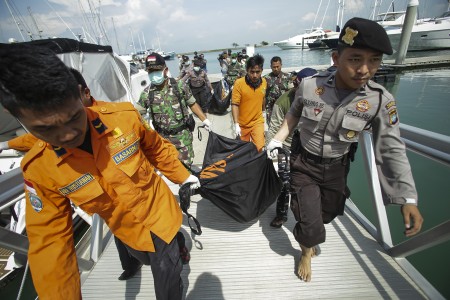Anggota tim gabungan mengevakuasi jenazah korban tenggelamnya kapal yang mengangkut TKI di Perairan Nongsa, Batam, Kepulauan Riau, Jumat (4/11). Foto oleh M N Kanwa/ANTARA 