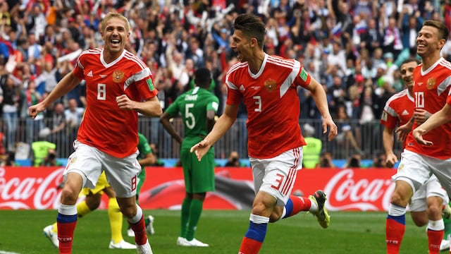 BAHAGIA. Para pemain timnas Rusia terlihat bahagia merayakan gol demi gol di pertandingan perdana Piala Dunia 2018. Foto dari FIFA.com 