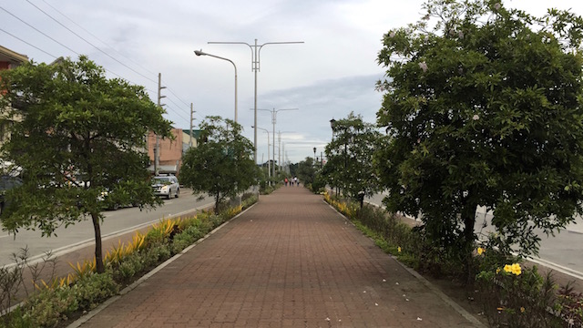 BIKE LANE. Iloilo City has a 5-kilometer bike lane along Diversion Road, one of the major highways. Photo by Katerina Francisco/Rappler