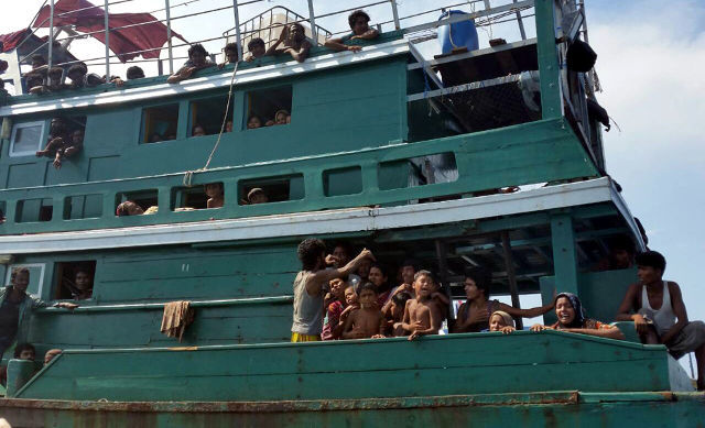 Kaum etnis minoritas Rohingya di atas sebuah kapal kayu yang terdampar di Laut Andaman, dekat Malaysia, di bagian selatan Thailand, pada 14 Mei 2015. Foto oleh EPA 