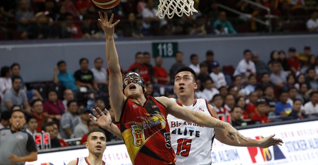 BACK WITH A VENGEANCE. Alex Cabagnot immediately makes his presence felt after a four-game absence. Photo from PBA Images  
