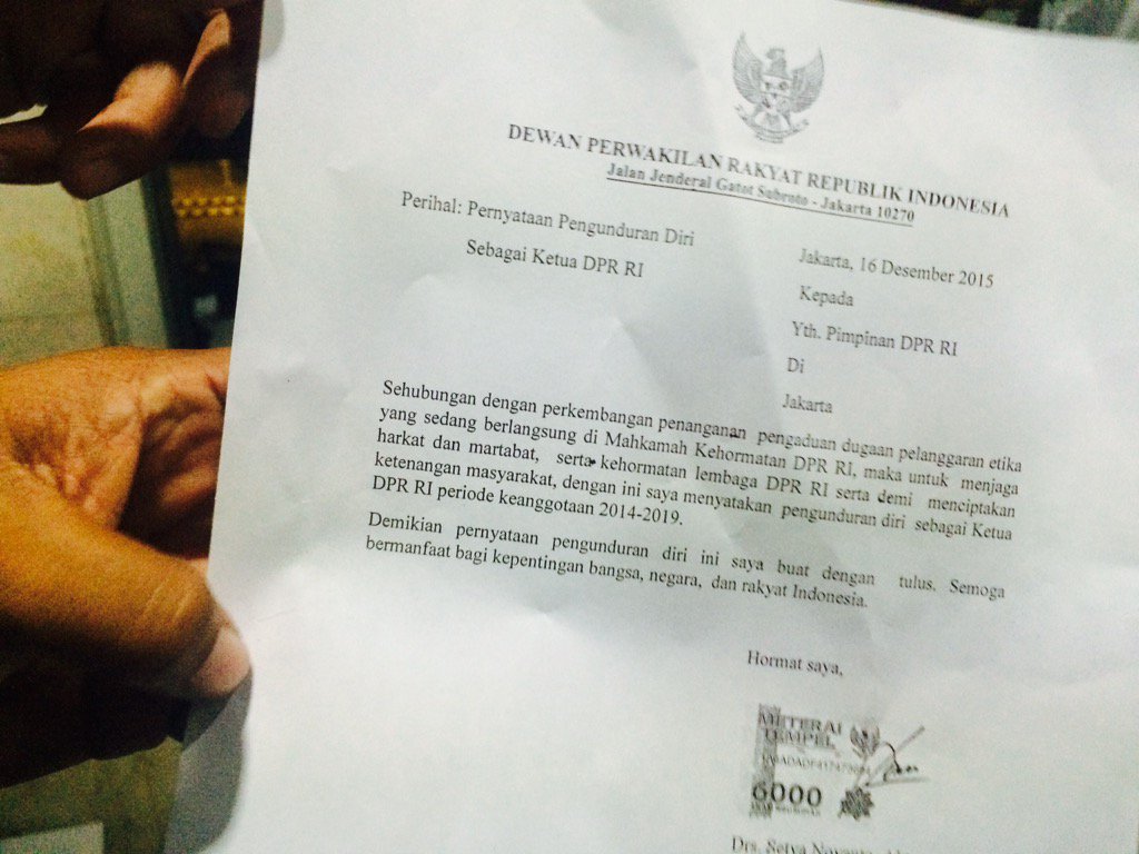 MUNDUR. Surat pengunduran diri Setya Novanto sebagai Ketua DPR. Foto: Febriana Firdaus. 