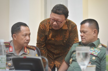Mendagri Tjahjo Kumolo berdiskusi dengan Kapolri Jenderal Polisi Tito Karnavian serta Panglima TNI Jenderal TNI Gatot Nurmantyo sebelum Rapat Terbatas membahas pembangunan Papua di Kantor Presiden, Jakarta, Selasa (8/11). Foto oleh Yudhi Mahatma/ANTARA