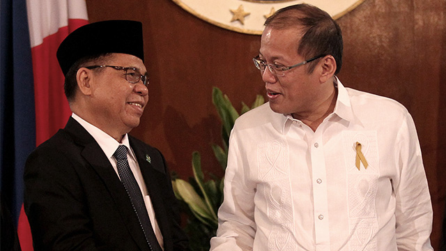 HISTORIC MEETING. President Benigno Aquino III shakes the hand of Moro Islamic Liberation Front chairperson Murad Ebrahin during the signing of the Comprehensive Agreement on the Bangsamoro in Malacañang on March 27, 2014. File photo by Malacañang Photo Bureau