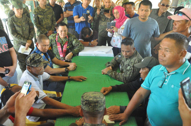 RESOLUTION. Maguindanao Governor Esmael Mangudadatu witnesses the Kanduli ceremony at the 33rd Infantry Battalion headquarters on November 8, 2018, to celebrate the resolution of clan feud between the Pandapatan and Ayup families of Lumabao village. Photo courtesy of the Army 33rd IB  