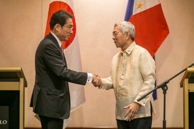 JOINT PRESS CONFERENCE. Philippine Foreign Secretary Perfecto Yasay Jr (R) shakes hands with his Japanese counterpart Fumio Kishida (L) prior to their joint press conference in Davao City on August 11, 2016. Photo by Manman Dejeto/AFP  