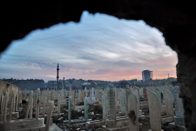 A general view shows a cemetery in the rebel-held town of Douma, on the outskirts of the capital Damascus, on November 14, 2016. Douma, the largest town in the Eastern Ghouta area with more than 100,000 residents, is surrounded and regularly shelled by regime forces. Abd Doumany / AFP 