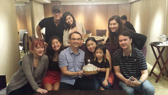 FAMILY. Alan Cayetano celebrates with his siblings and mother. Photo from Alan Cayetano's Facebook page 