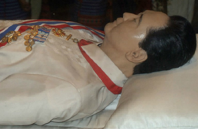 DICTATOR'S REMAINS. This file photo dated September 11, 2006, shows the body of dictator Ferdinand Marcos lying preserved in a refrigerated glass crypt in Batac, Ilocos Norte. Photo by Jay Directo/AFP 