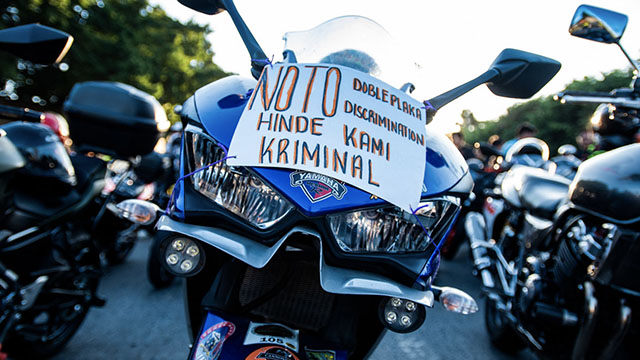 AGAINST. Motorcyle riders stage protest against the doble plaka law. File photo by Maria Tan/Rappler 