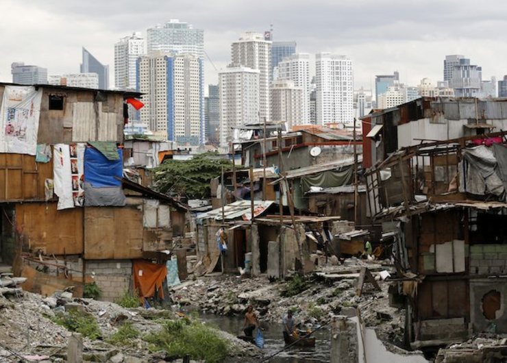 Filipino residents living in shanties along a river bank collect useful items in the trash in Pasay City, south of Manila, Philippines, 27 December 2014. Francis R. Malasig/EPA