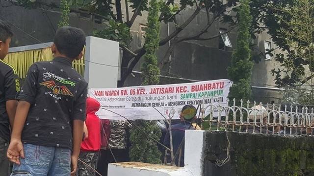 Massa dari berbagai ormas yang berdemonstrasi di depan gedung GBKP turut mengajak anak-anak. Foto: istimewa 