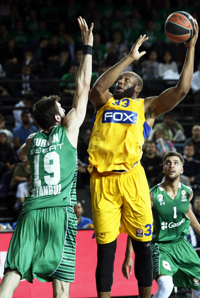 REPLACEMENT. Arinze Onuaku, seen plaing for Maccabi Tel Aviv, will reinforce Meralco for the Commissioner's Cup. Photo by Sedat Suna/EPA