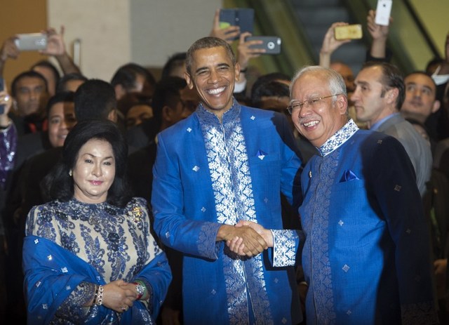 ASEAN STYLE. Obama shakes hands with Malaysian Prime Minister Najib Razak and wife Rosmah Mansor (L) before the ASEAN gala dinner in Kuala Lumpur on November 21, 2015. Photo by Saul Loeb/AFP  