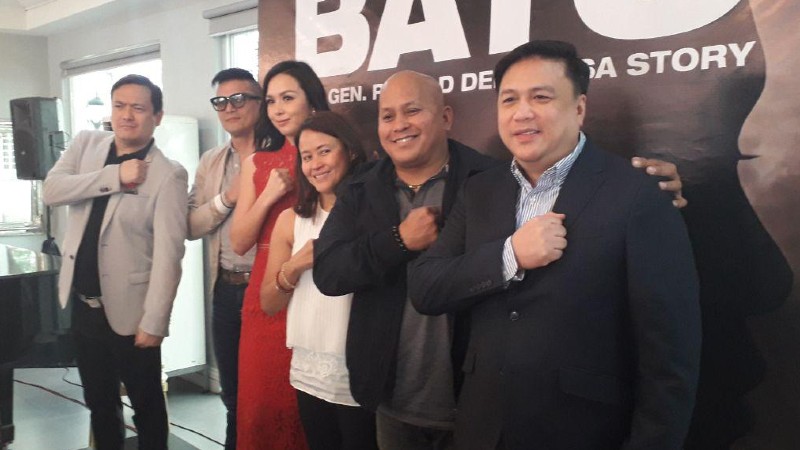 BATO MOVIE. Ronald 'Bato' dela Rosa poses with the stars and producers of the movie about his own life. Rappler photo 